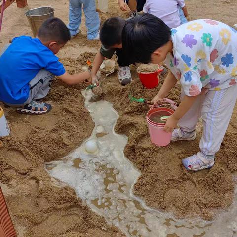 中三班户外游戏观察记录——好玩的沙水区（张田）