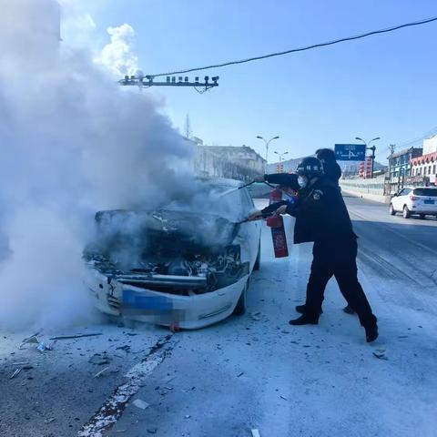 泰安分行新泰张庄支行员工迅速扑灭自燃车辆火情