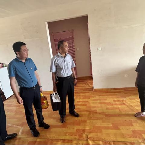 组织与人力资源部开展“七一”慰问困难党员活动