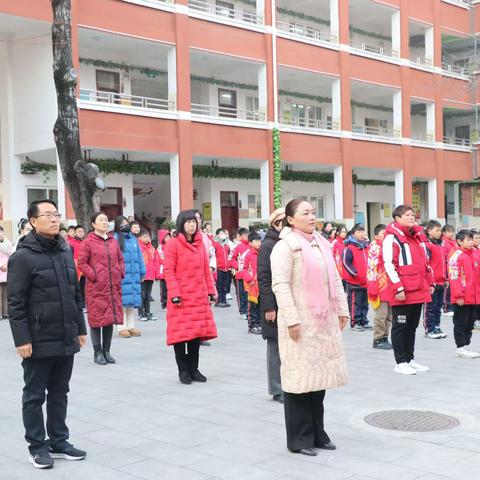 全力以赴迎期末  奋楫争先向未来——南阳市第三十二小学校1月8日升旗仪式