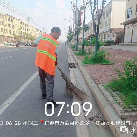 开展常态化道路保洁，打造优美园区环境