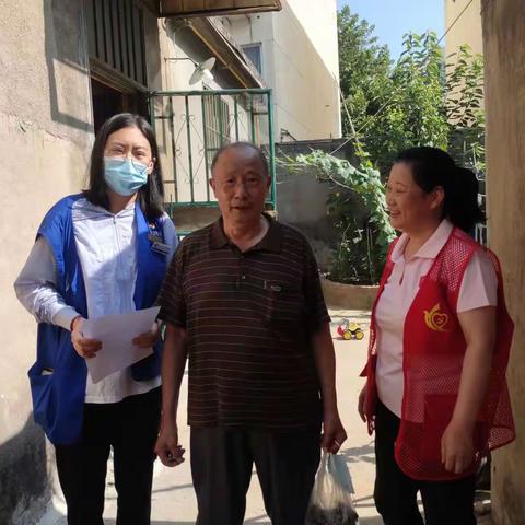 端午节给辖区老人送粽子啦！