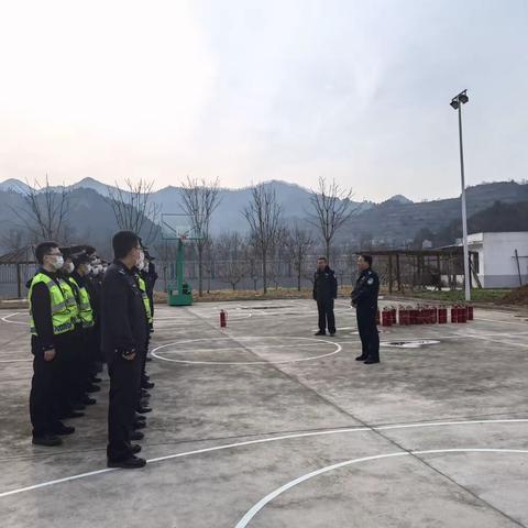 加强内部安全管理  提升风险防范意识     —巡查大队组织开展消防安全技能培训。
