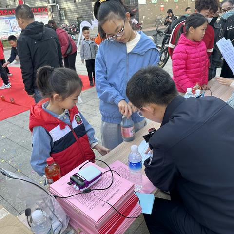 【任凭骗术千百变,捂紧钱袋应万变】--天泰寺街街道大东街社区联合市场街派出所开展首届“邻里文化节”反诈宣传活动