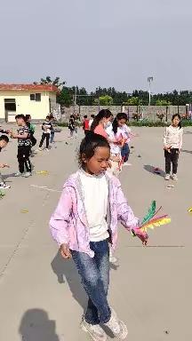 南宋小学课间踢毽子活动