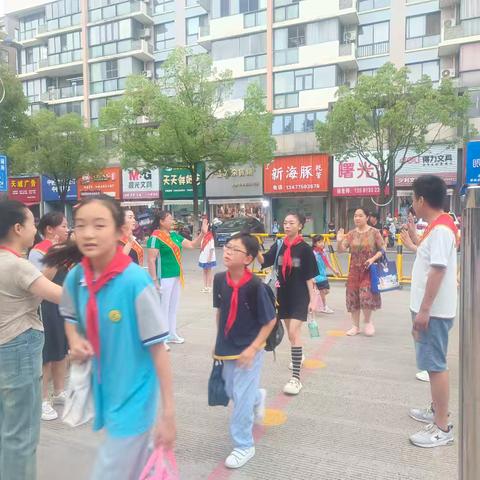 家长督学   温馨校园 ——六（9）班家长督学