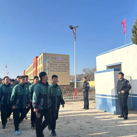 冬季行动｜高镇派出所温暖“护学岗” ，守好高镇中学“上学路”