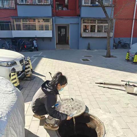 灭蚊正当时，越冬不留患 西苑医院社区开展越冬蚊消杀作业