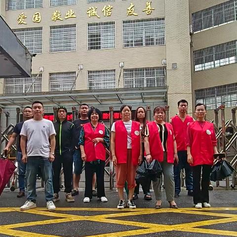 风雨中我们在一起，守护平安上学路 娄底市第五完全小学二（2）班