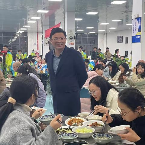 食之有味，饮之有情——吉水二中校庆日为全体师生提供免费晚餐