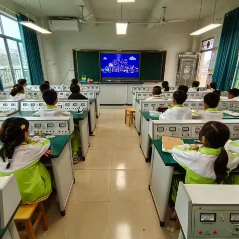 感受盎然春意，不负大好春光！—中建学校组织观看《新华思政学堂》第十六季4期