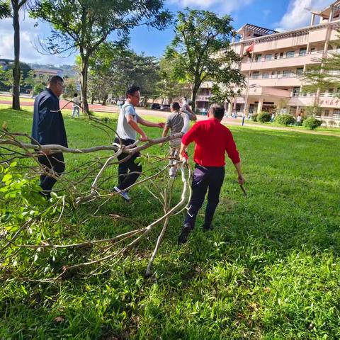 党建引领聚合力，青春护航洁净园——我校党员与学生联合开展校园大扫除活动