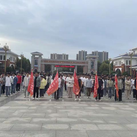 和国旗合影，向祖国告白——余干二中高二年级升旗仪式