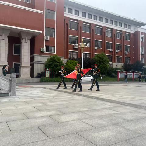 以奋斗为帆，向未来启航———高二年级升旗仪式