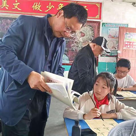 书法传承进校园 翰墨飘香润心田——东乡中心小学举行书法家进校园特色育人活动