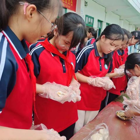 张黄镇六罗小学包饺子实践活动