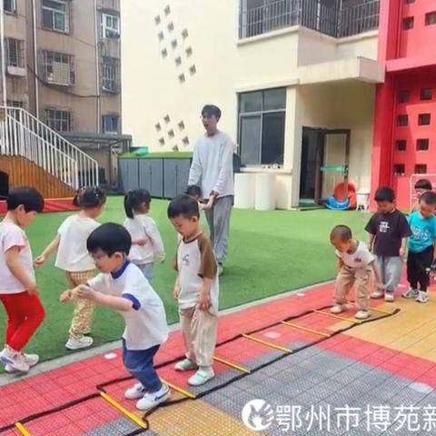 【鄂州市新天地幼儿园】我的观察故事——《双脚连续跳跃》