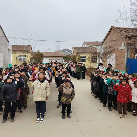 三月春风处处暖， 雷锋精神代代传 ——闻集乡郑楼小学第二周学雷锋主题升旗仪式