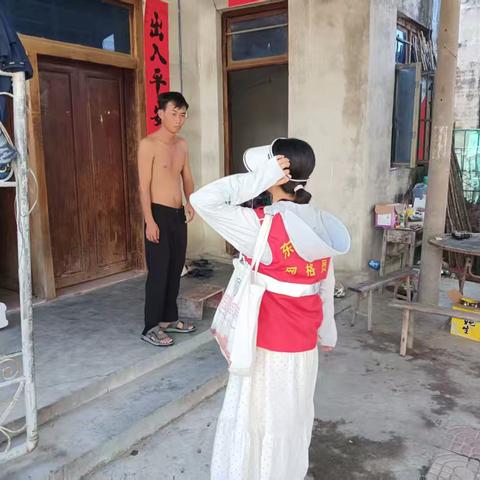 网格员开展流动人口排查工作