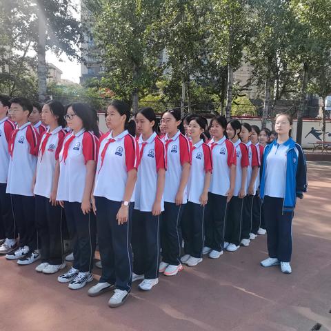初中部2205班班级特色活动之学姐助力入场式正步特训