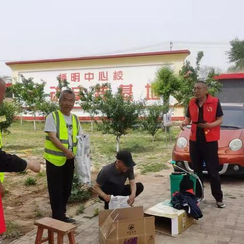 播明中心学校劳动基地系列活动之五：喷洒农药