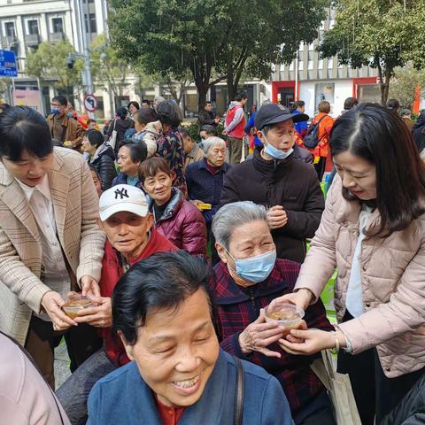 东街街道人大工委组织开展区人大代表拗九节送温暖活动