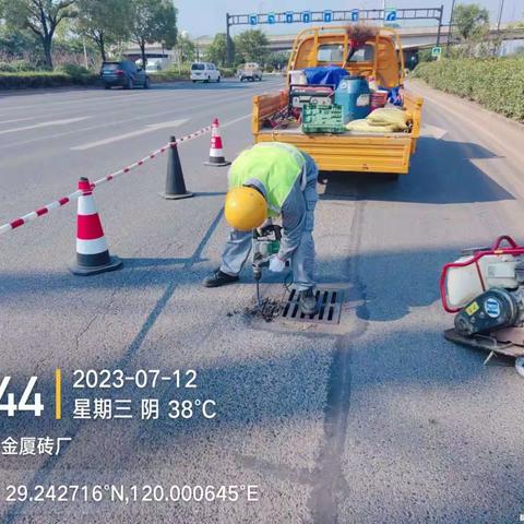 高温下的坚守！太阳底下埋头作业排水设施养护者