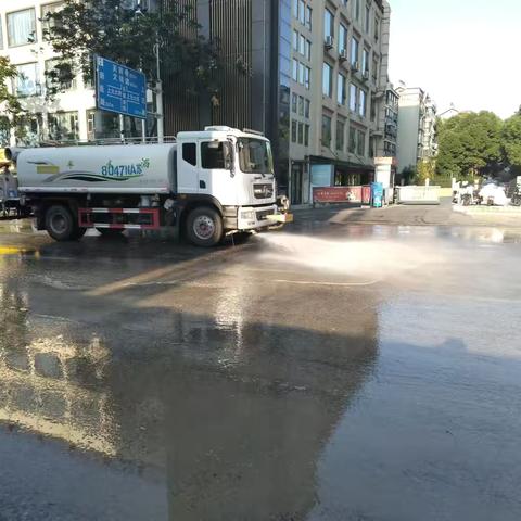 督促工地清洗路面，维护道路干净整洁