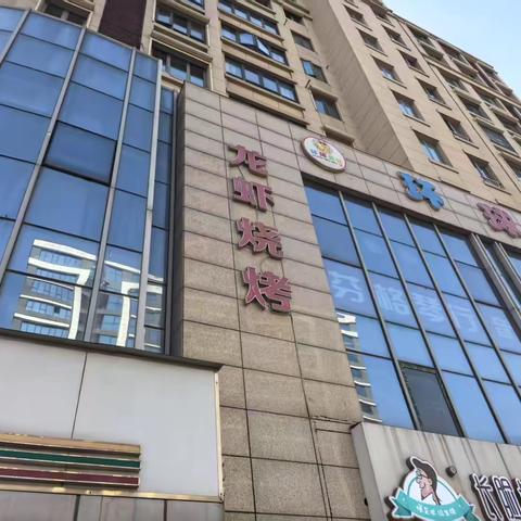 拆除违规广告，提升城市形象