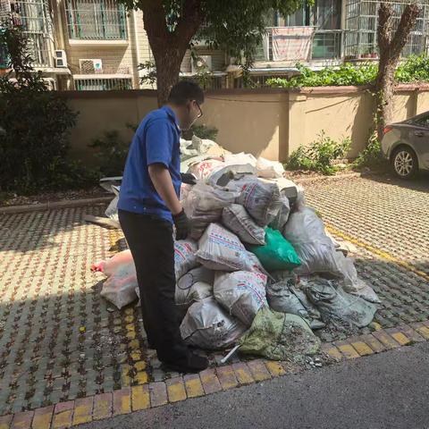 清理建筑垃圾，方便市民停车