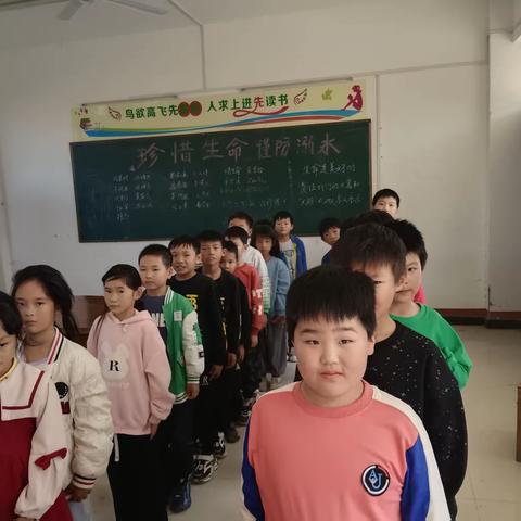 “爱心益剪进学校，让温暖从“头”开始”…南席镇第四小学开展理发进校园活动