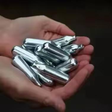 别让健康为好奇心买单！“笑气”对神经的损伤不可逆，这些异常行为要警惕