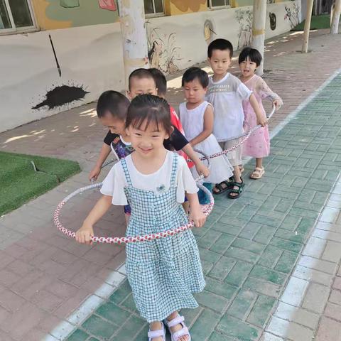 邱城小学附属幼儿园一一户外活动中小班《玩转呼啦圈》