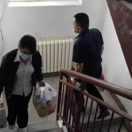 “六一”慰问        温暖童心