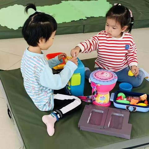 娃娃家中的欢笑与成长