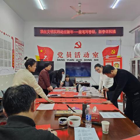 喜迎新春，巳巳如意–褡裢街道晨光社区开展春节写春联活动。