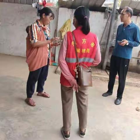 八所镇福耀社区网格员入户开展房屋填报工作