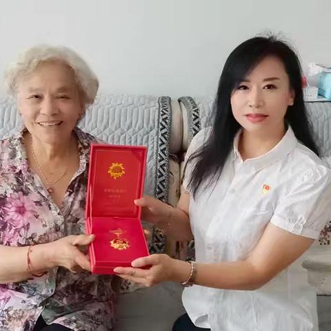 一枚纪念章 一生赤子心——阳光佳苑社区党委上门为老党员颁发“光荣在党50年”纪念章