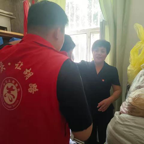 《咱家衣柜：传递社区温暖情》 ​