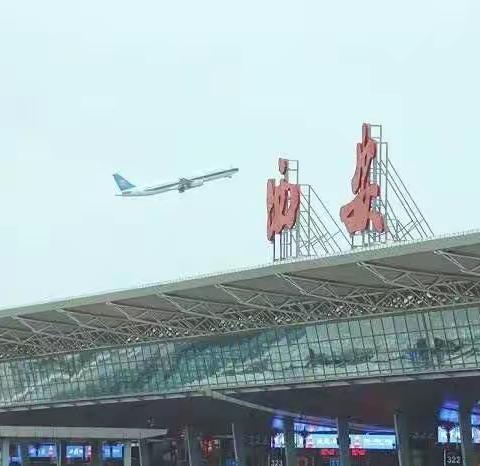 热烈祝贺陕重公司参建的西安咸阳国际机场T5航站楼站前商务楼出场道路的钢桥项目钢箱梁安装顺利合龙！
