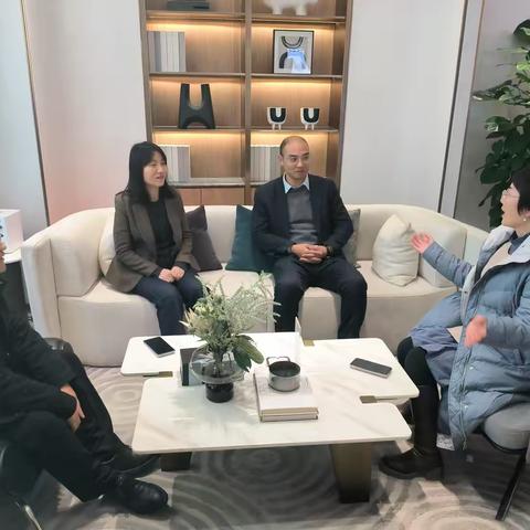 郑港支行亚梅副行长带队走访合作楼盘