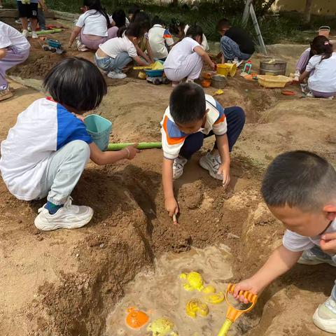 人和街道中心幼儿园大二班沙池区游戏故事《小沙池大乐趣》