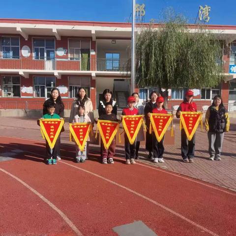颁发流动红旗  促进习惯养成 ——穆口小学举行10月份“流动红旗”颁发仪式