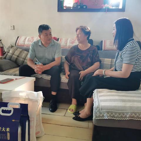 感党恩 递真情——七里山街道七西社区综合党委开展“七一”走访慰问老党员活动