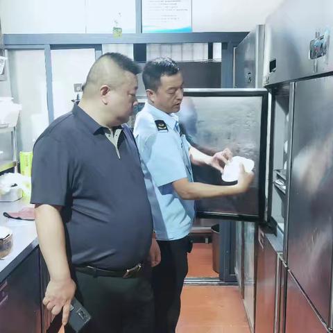 周至县市场监管局副局长梁永召对国庆节期间食品安全进行督导检查