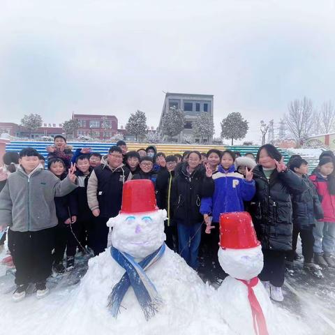 龙年瑞雪映美景  童趣童心堆雪人——铁门镇育新小学开展堆雪人创意实践活动