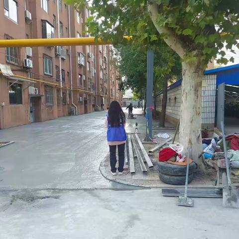 修复路面创伤，铺好居民放心路