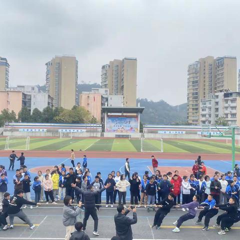 笃行万里，不负征程，团结一心，“绳”采飞扬——明镜小学六年级跑团趣味对抗赛之拔河