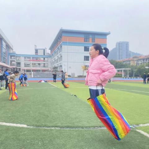 笃行万里，不负征程，跃动青春，“鼠”你精彩——明镜小学六年级跑团趣味对抗赛之袋鼠跳