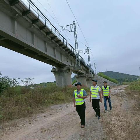 翰堂镇：开展铁路护路联防巡查